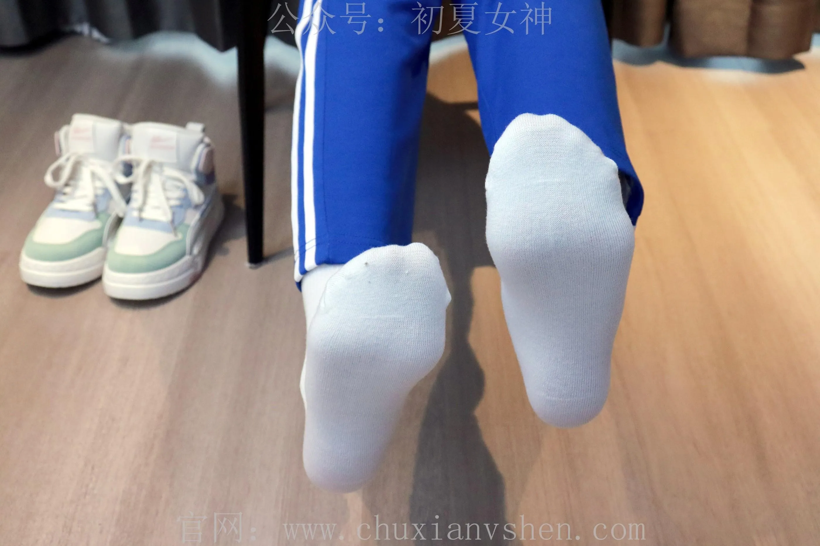 初夏女神 NO.001 依依校服搭配37码运动鞋拍摄 [126P]插图5